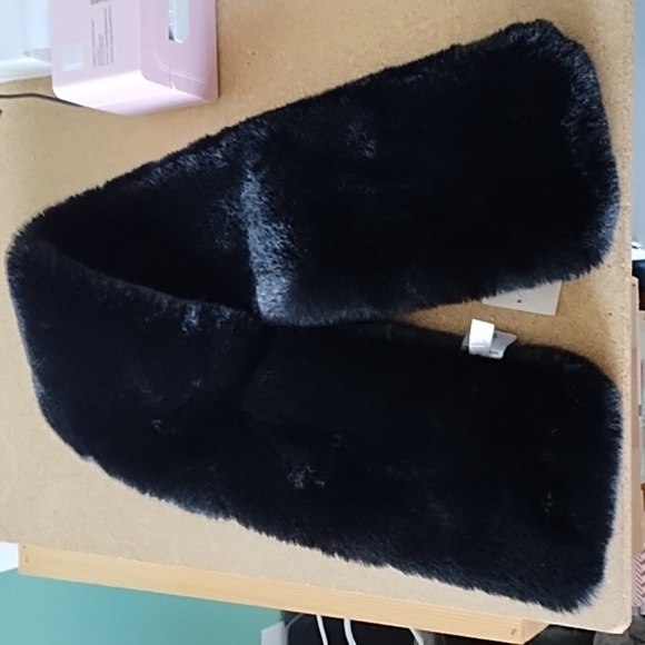Lauren Conrad faux fur stole - Picture 2 of 5